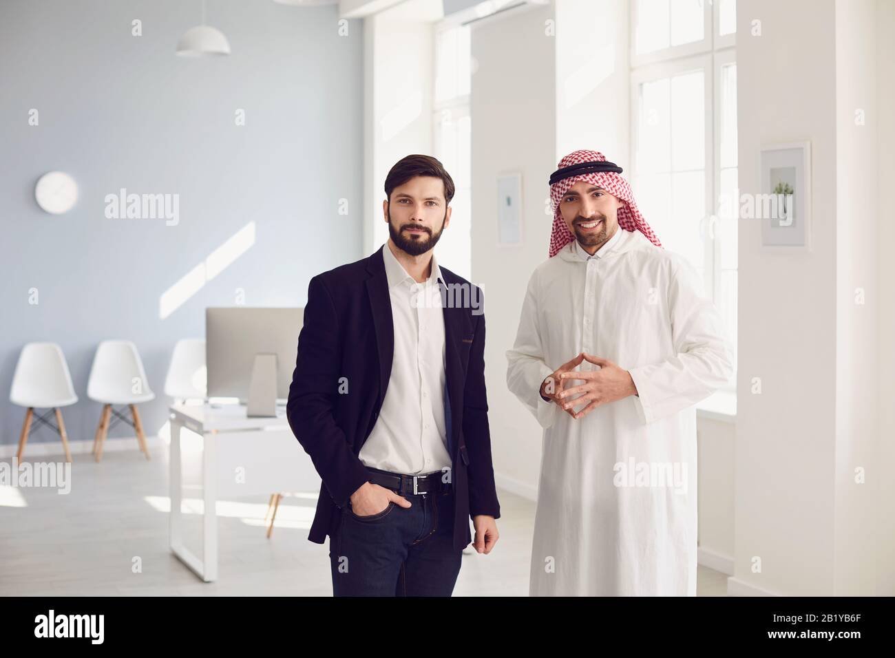 Les hommes d'affaires arabes et européens se réunissent dans un bureau moderne. Banque D'Images