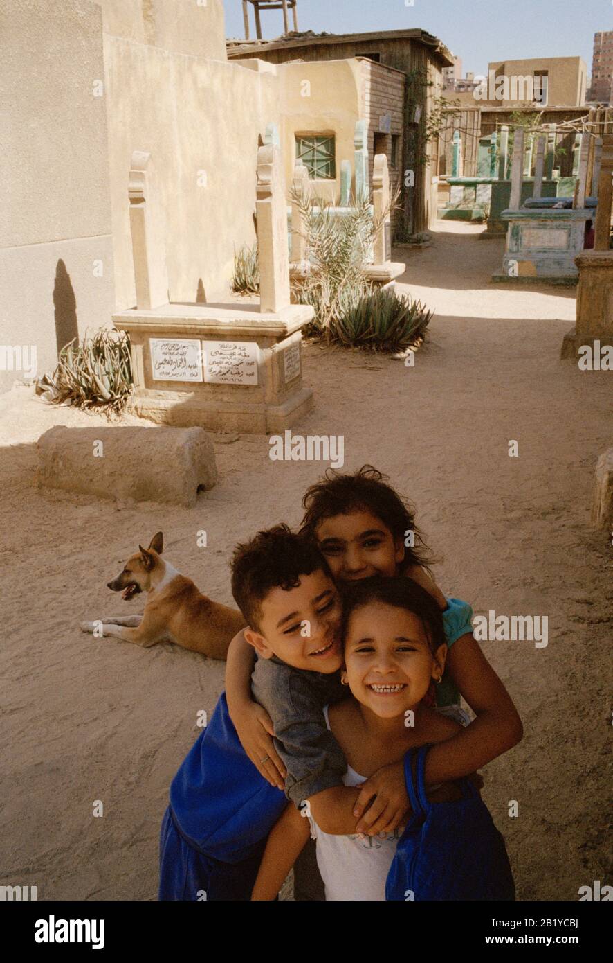 Photographie de voyage - enfants égyptiens dans la ville des morts au Caire en Egypte en Afrique du Nord. Wanderlust Banque D'Images