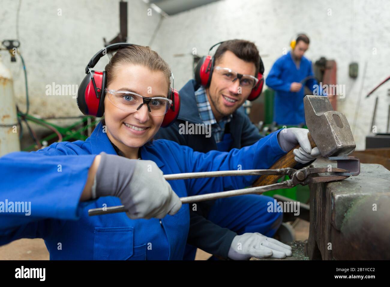 jeune forgeron féminin qui fait preuve de travail Banque D'Images