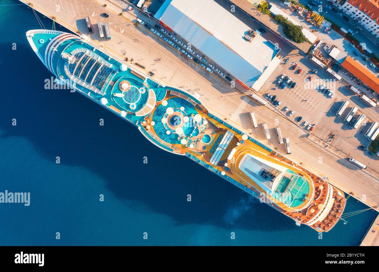 Vue aérienne du luxueux paquebot du port. Vue de dessus Banque D'Images