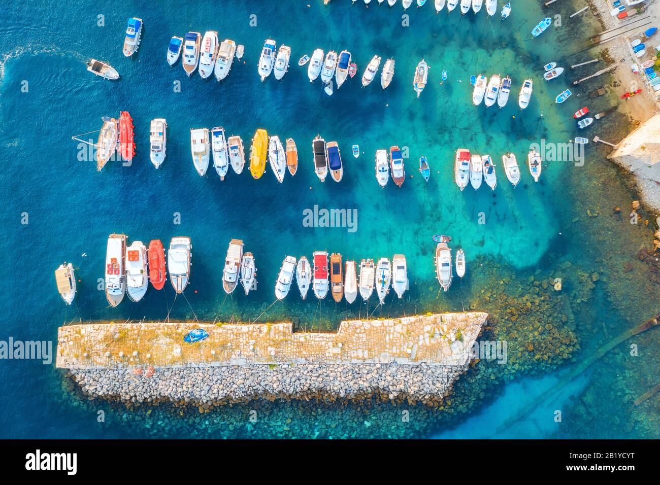 Vue aérienne des bateaux et yachts colorés dans le port en mer bleue Banque D'Images