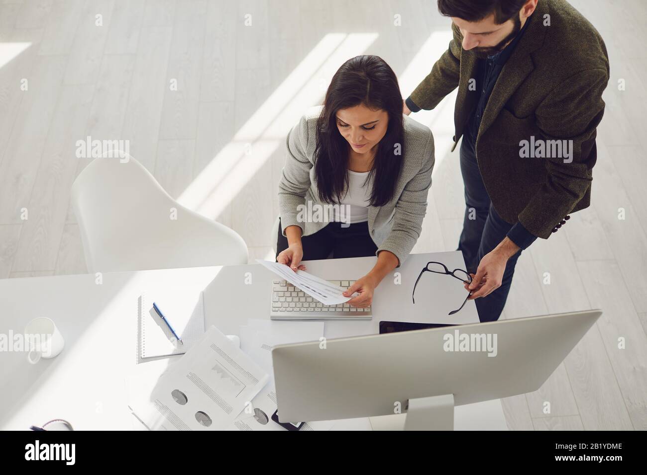 Vue de dessus. Personnel professionnel travaillant au bureau. Banque D'Images
