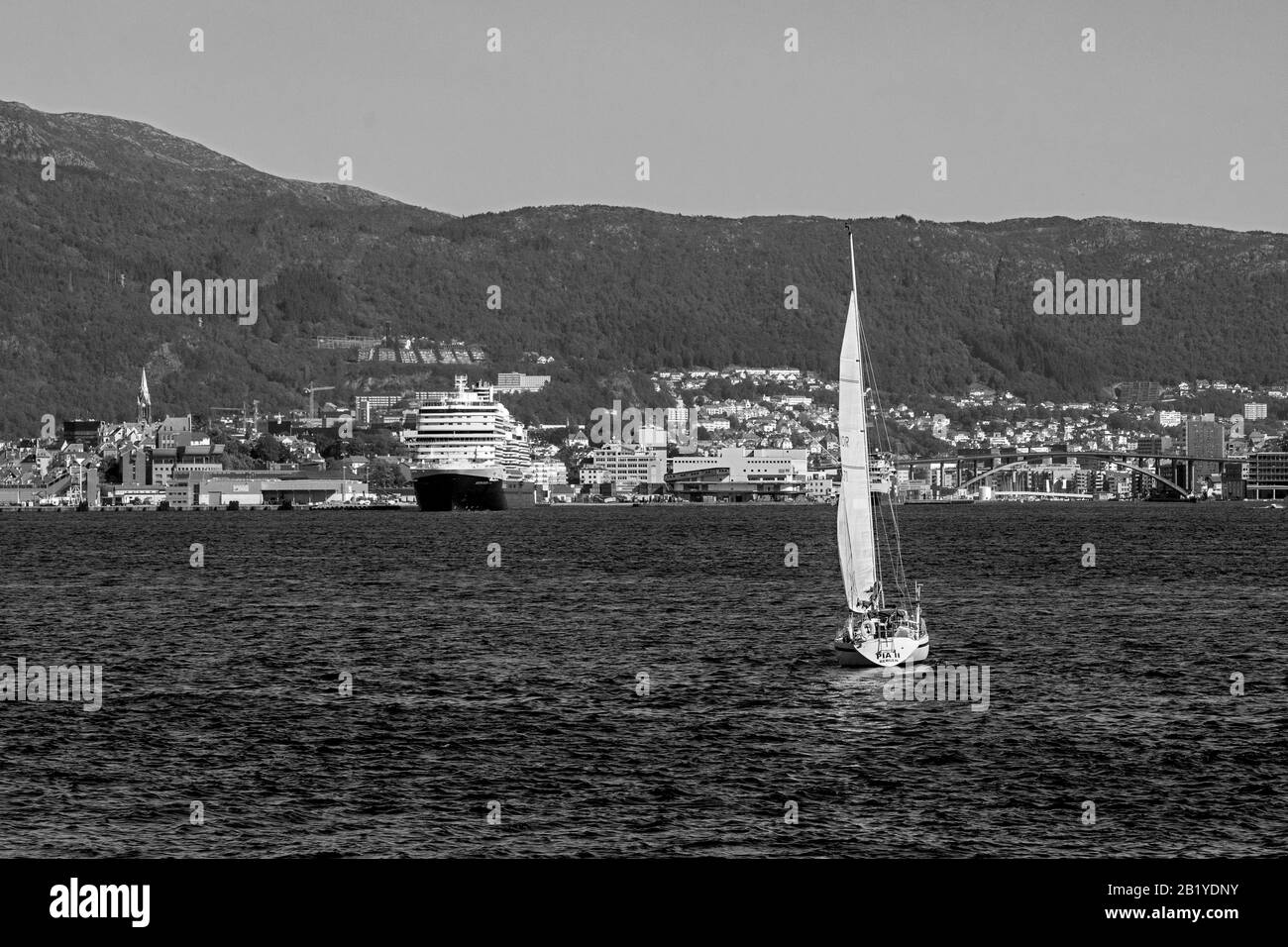 Voilier Pia II à Byfjorden. Bateau de croisière Nieuw Statendam au départ du terminal de Jekteviken dans le port de Bergen, Norvège. Banque D'Images