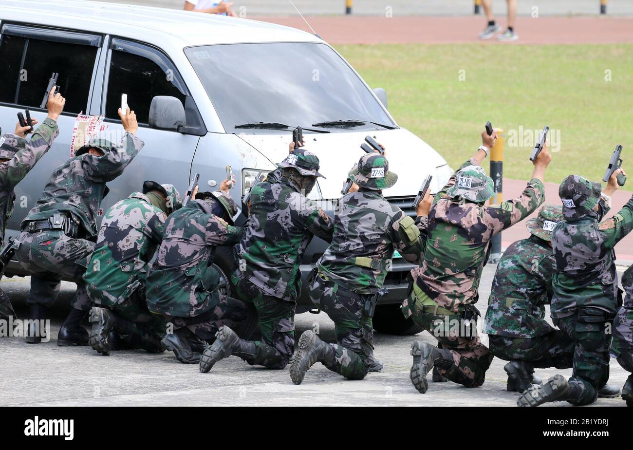 Les policiers en service qui pointent leur arme de service dans l'air pendant la formation VIP sur la sécurité. La police nationale des Philippines (PNP) supervisera la formation des recrues de police en vertu d'une nouvelle loi signée par le Président Rodrigo Duterte. La loi n° 1279 de la République a placé l'Académie nationale de police des Philippines (PNPA) et l'Institut national de formation policière (NPTI) sous la juridiction du PNP. (Photo De Herman Lumanog/Pacific Press) Banque D'Images