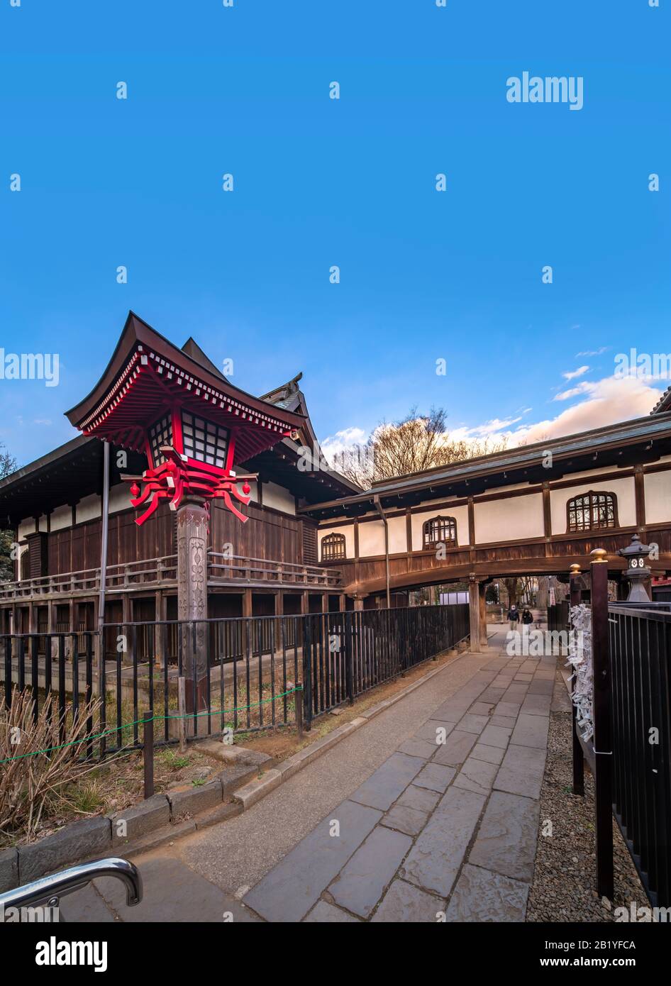 Ueno, japon - 02 janvier 2020: Lanterne en bois et couloir avec fenêtres Katou sous la forme d'une flamme de feu de style kamakura qui mène de Kiyomizu Kannon Banque D'Images