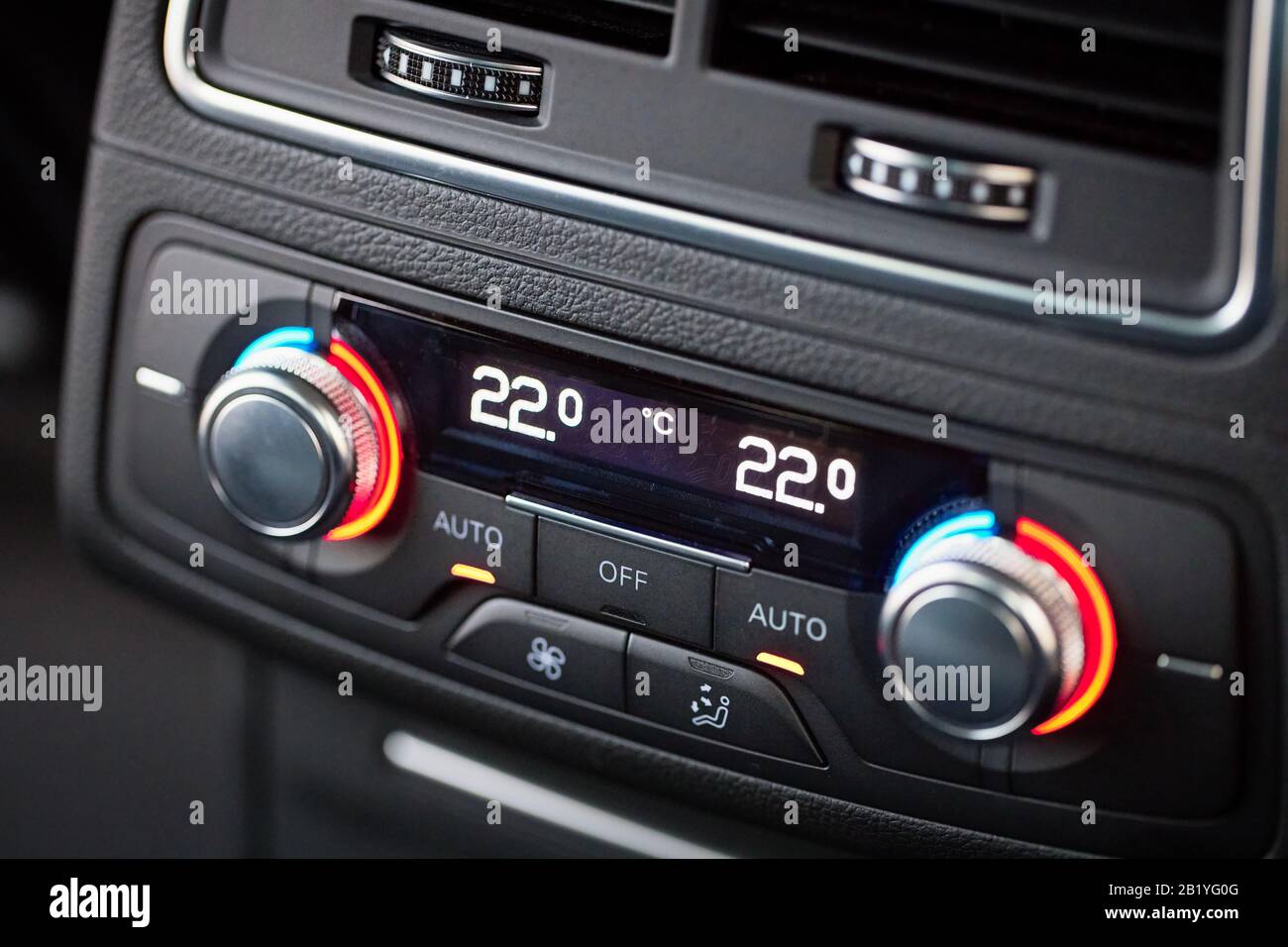 Panneau de commande avec affichage numérique multicolore et boutons pour le passager arrière dans une voiture de luxe moderne de prestige intérieur sélective foyer avec copie spac Banque D'Images