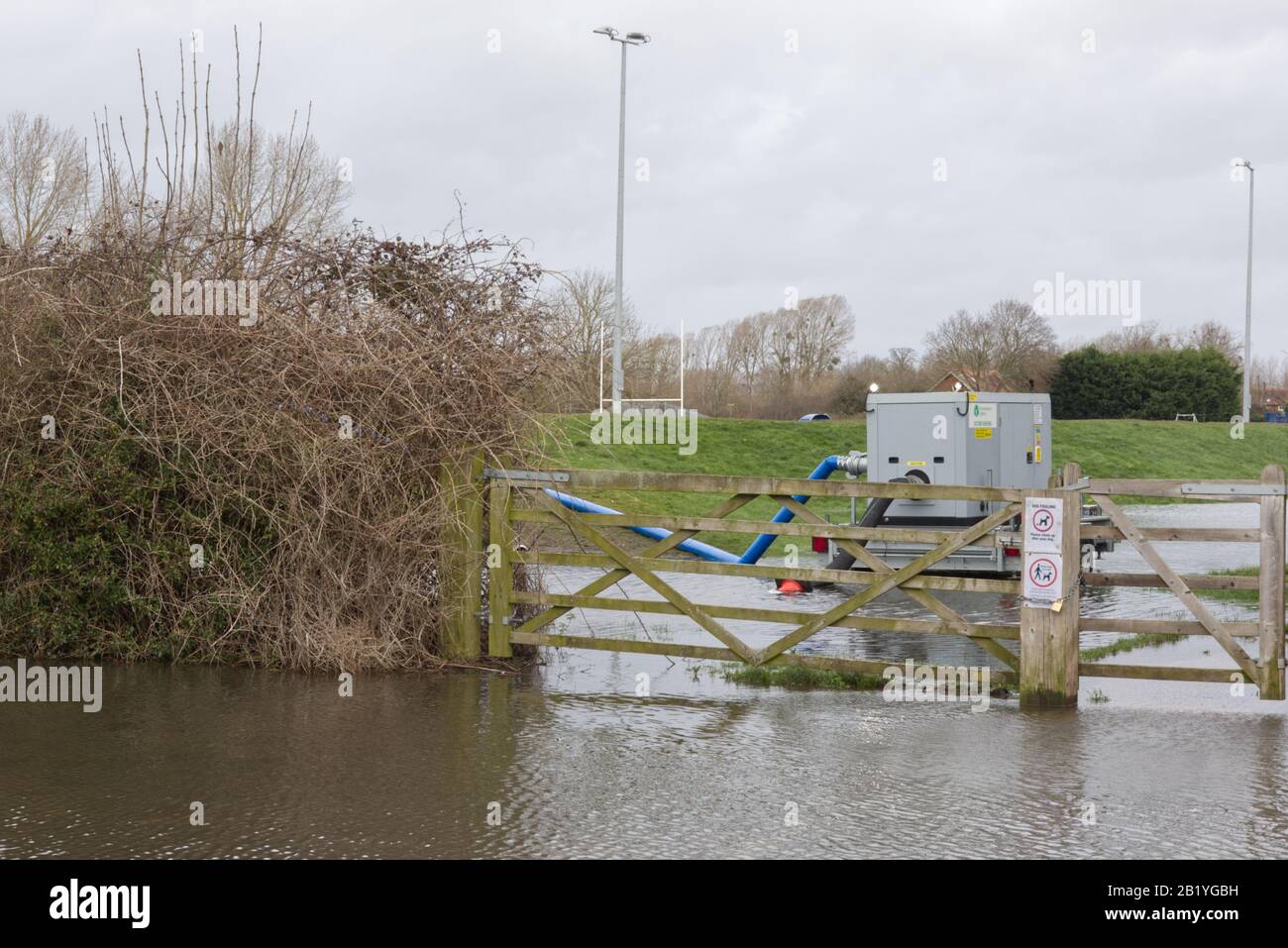 Pompe à eau essayant de vider le champ de Rugby sous l'eau alors que la rivière Severn a éclaté ses rives à Upton sur Severn Banque D'Images