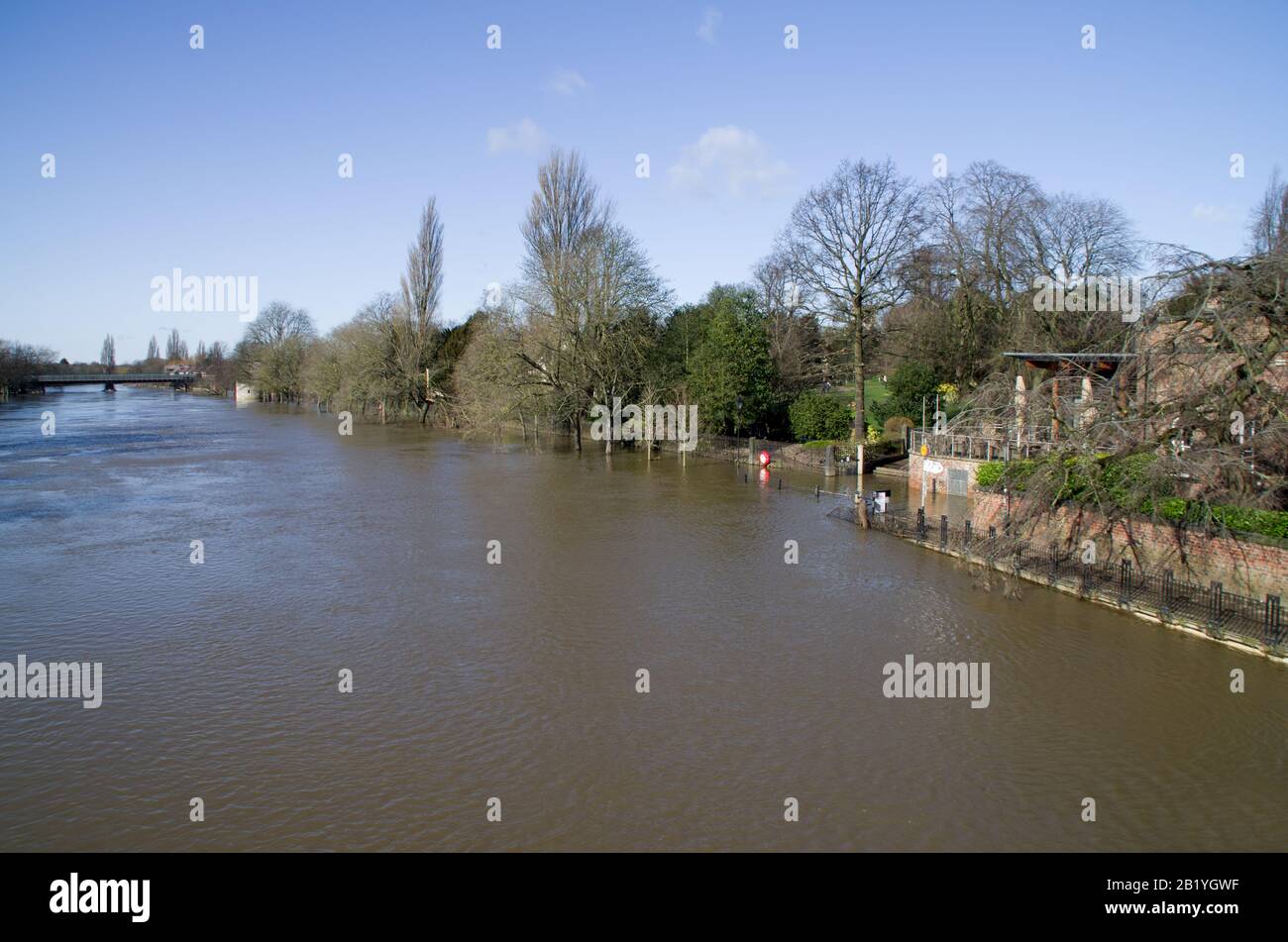 Inondation hivernale de York 2020, depuis le pont Lendal Banque D'Images