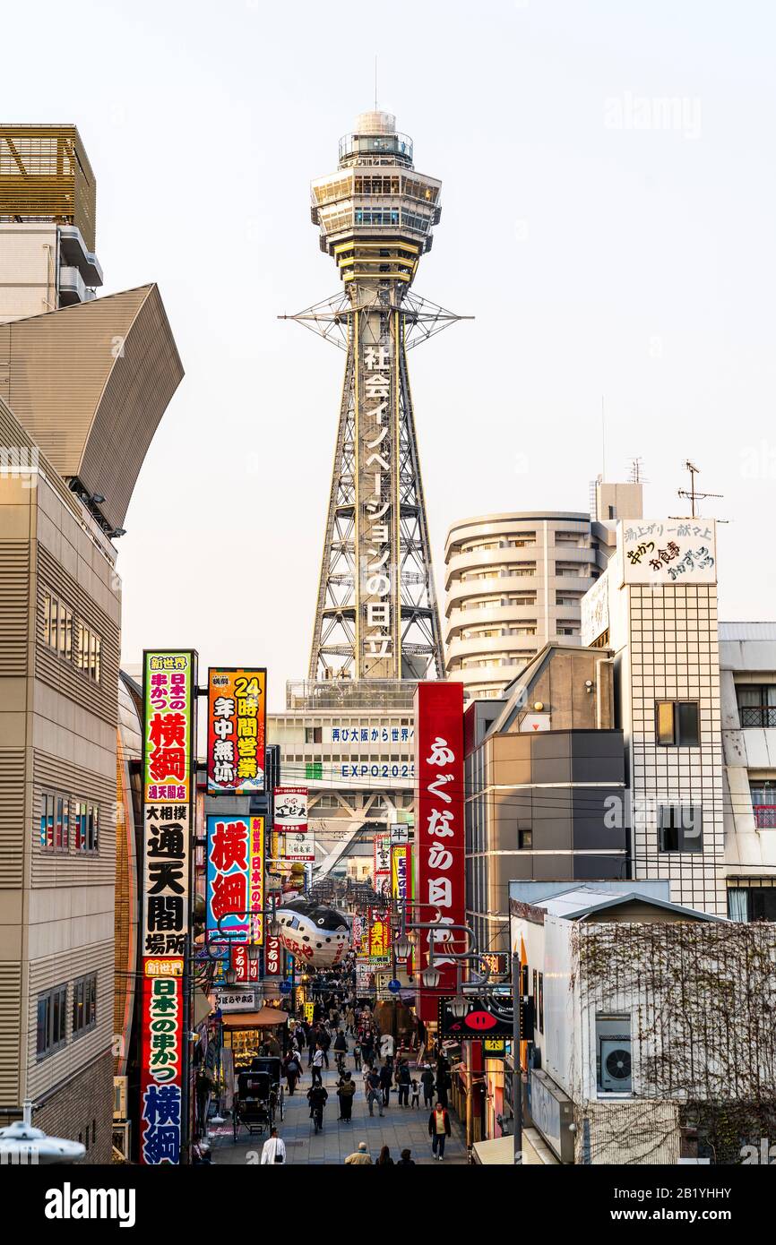 Vue panoramique sur l'heure d'or le long de la zone piétonne de la célèbre tour Tsutenkaku qui domine le quartier des divertissements appelé Shinsekai à Osaka Banque D'Images
