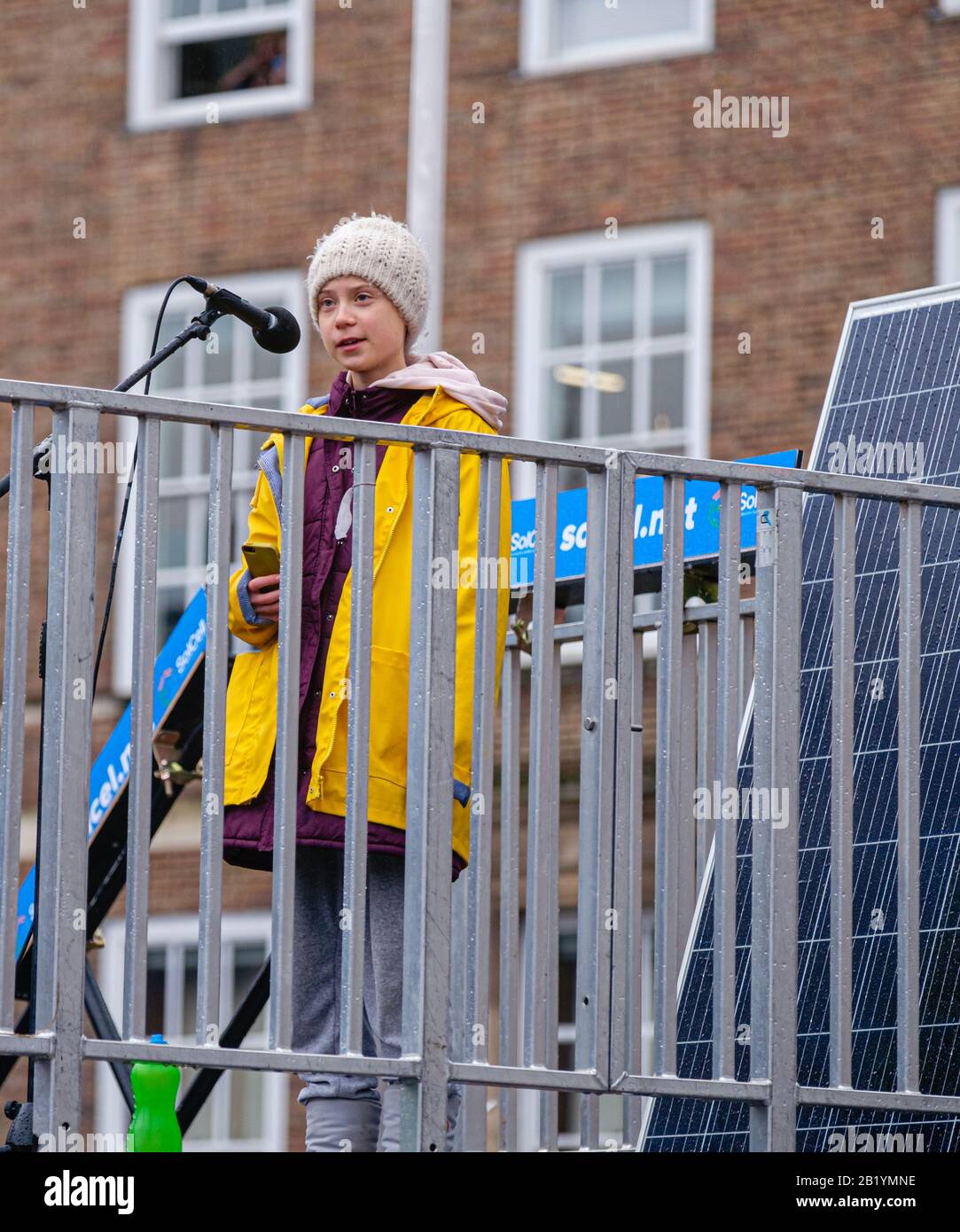 GRETA Thunberg s'exprimant lors de la manifestation sur le climat de Bristol Youth Strike 4 à College Green, Bristol - le 28 février 2020 Banque D'Images
