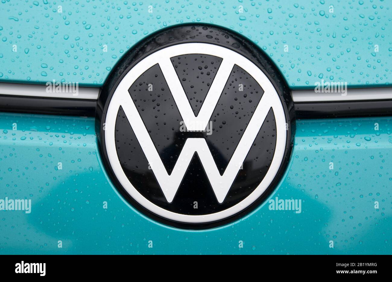 25 février 2020, Saxe, Zwickau: Le logo VW sur un ID VW.3 à l'usine Volkswagen Sachsen. Début novembre 2019, Volkswagen a lancé le changement de système à l'électromobilité avec le début de la production de l'ID.3. Le véhicule est le premier modèle de la famille entièrement électrique ID. Et est d'établir le commerce de masse avec les véhicules électriques au plus grand constructeur du monde. Cette année, VW prévoit produire environ 100 000 voitures électriques à Zwickau à l'aide du kit électrique modulaire. À partir de l'été, le véhicule doit être disponible à l'achat dans toute l'Europe. Environ 8 000 personnes sont cu Banque D'Images