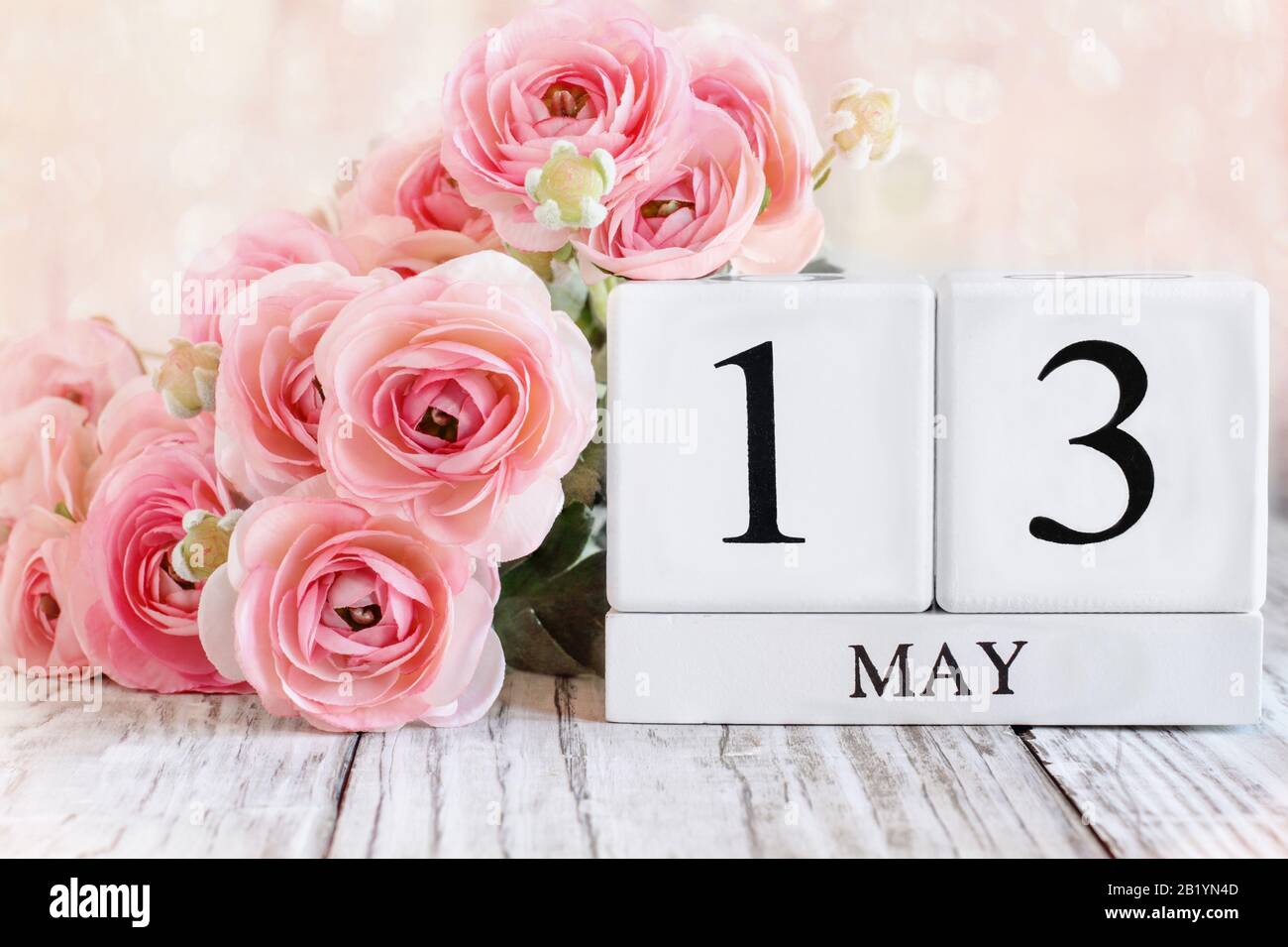 Blocs de calendrier en bois blanc avec la date du 13 mai pour la Journée nationale Des Réceptionnistes. Mise au point sélective avec arrière-plan flou. Banque D'Images