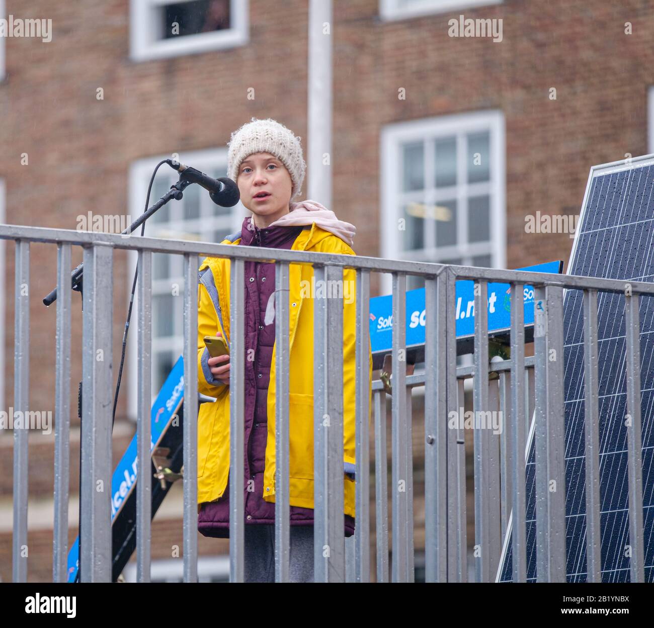 GRETA Thunberg s'exprimant lors de la manifestation sur le climat de Bristol Youth Strike 4 à College Green, Bristol - le 28 février 2020 Banque D'Images
