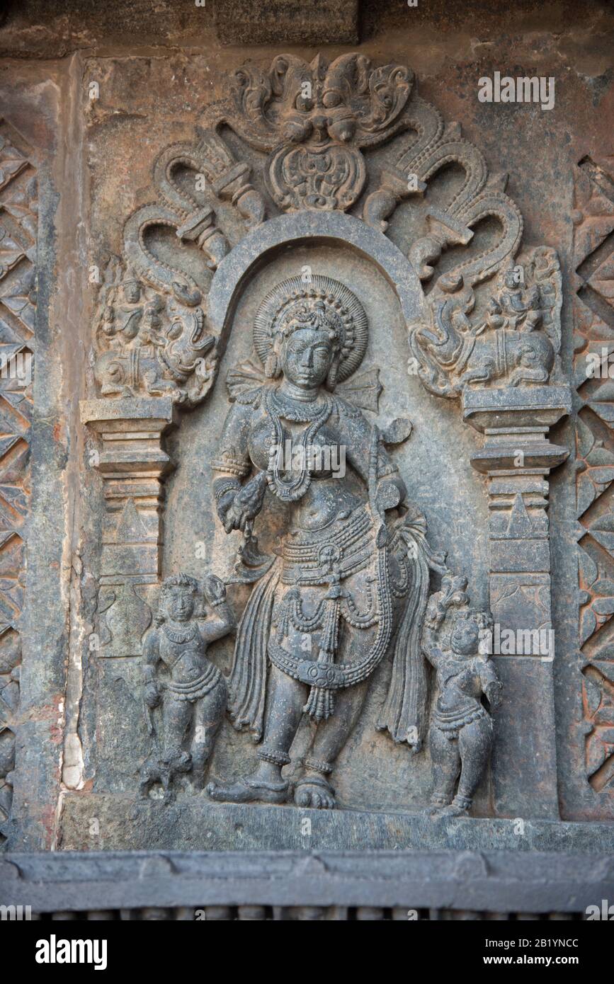 Idoles sculptées sur le mur extérieur du complexe du Temple Chennakeshava, Belur, Karnataka, Inde Banque D'Images