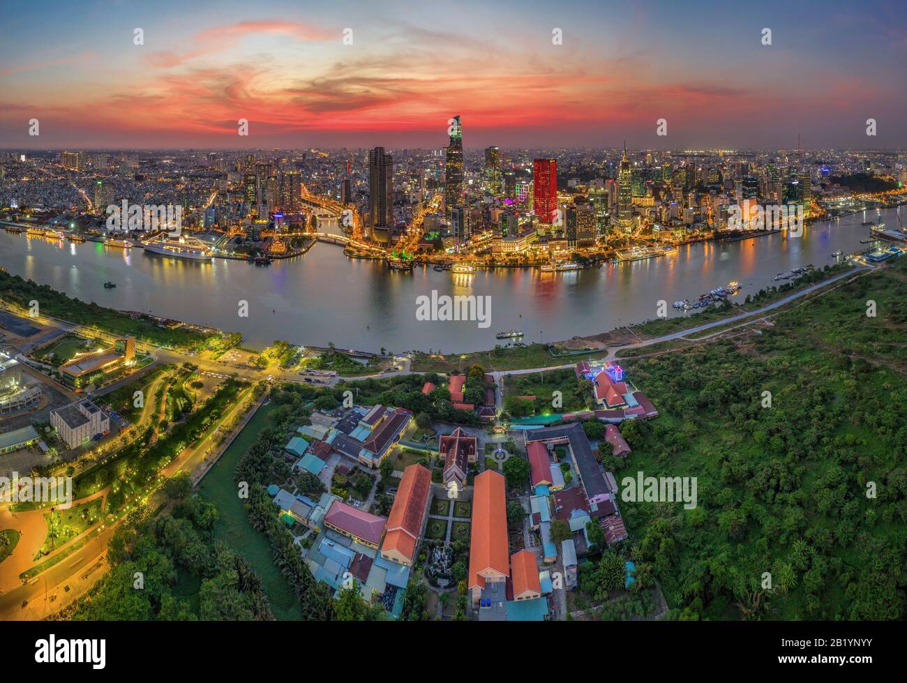 Vue d'en haut photo aérienne de vol d'un drone Ho Chi Minh Ville avec le développement des bâtiments, les transports, l'énergie d'infrastructure d'alimentation. Et financière b Banque D'Images