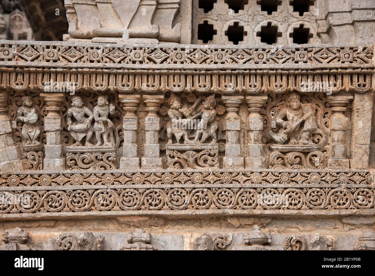 Idoles sculptées sur le mur extérieur du temple de Chennakesava, Somanathapura, Karnataka, Inde Banque D'Images