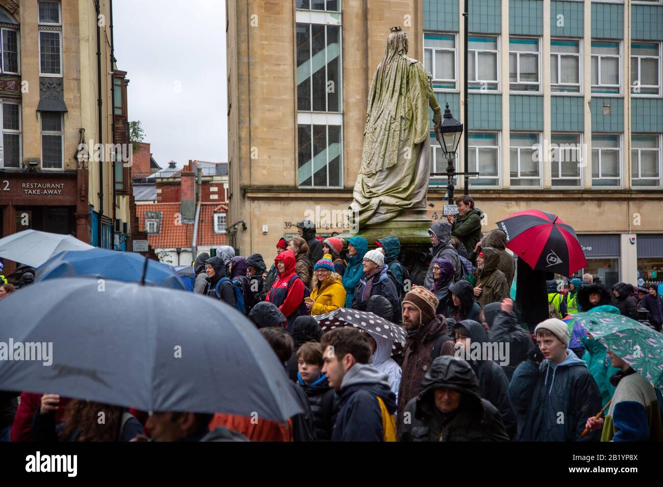 Bristol, Royaume-Uni. 28 février 2020. GRETA Thunberg, militante suédoise de la grève du climat, se rend à Bristol, au Royaume-Uni pour s'attaquer au climat de la grève des jeunes de Bristol 4. Des foules de 30 000 personnes se sont rassemblées sur College Green avant de marcher dans la ville. Crédit: Rob Hawkins/Alay Live News Banque D'Images