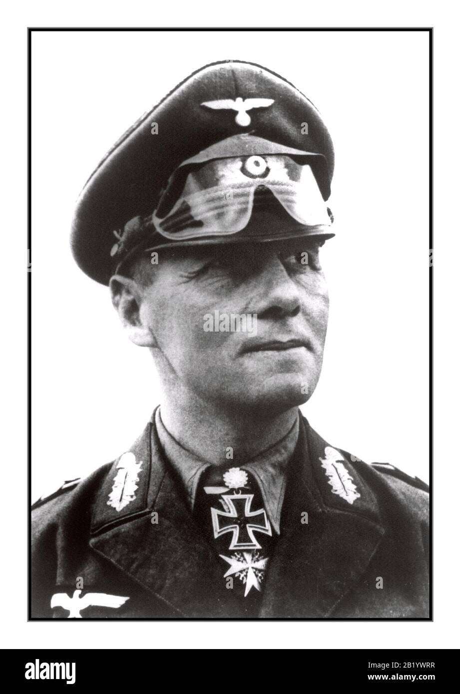 Archive deuxième Guerre mondiale champ Marshall Erwin Rommel 'Desert Fox' 1942 portant la Croix de Chevalier et la Croix de fer de Pour le mérite décernées par Adolf Hitler et son viseur du domaine de la marque de commerce de l'Afrique du Nord Banque D'Images