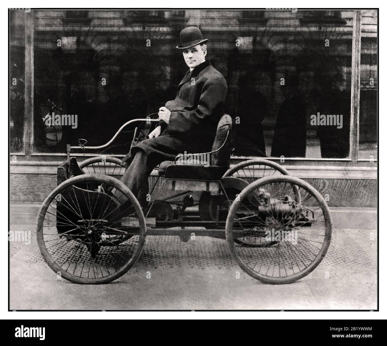 Henry Ford Quadricycle archive vintage 1890 assis et posant sur un Ford Quadricycle le premier véhicule développé par Ford, un inventeur visionnaire et qualifié. Cette première voiture était un cadre simple avec un moteur à gaz et quatre roues de vélo montées sur lui Les premières voitures ont été construites à la main, une par une, et très cher. Les machines particulières ont été considérées comme des jouets pour les riches Dans les années 1890, le 'chariot sans cheval' était une idée relativement nouvelle. Banque D'Images