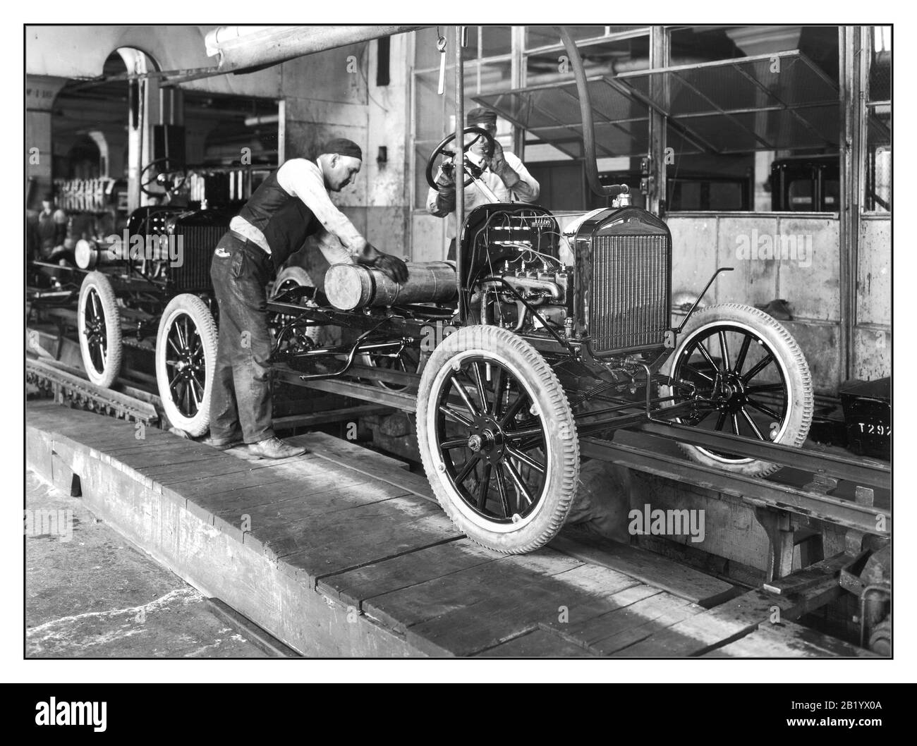 Archives 1900 Ford Company modèle T de la voiture à moteur la création de la ligne de montage en mouvement par Henry Ford à son usine de Highland Park, introduite le 1er décembre 1913, a révolutionné l’industrie automobile et le concept de fabrication dans le monde entier. La production pure du modèle T a considérablement augmenté. Le temps de production d'une seule voiture est passé de plus de 12 heures à seulement 93 minutes en raison de l'introduction de la chaîne de montage. Le taux de production de Ford en 1914 de 308 162 a éclipsé le nombre de voitures produites par tous les autres constructeurs automobiles réunis. Detroit Michigan États-Unis Banque D'Images
