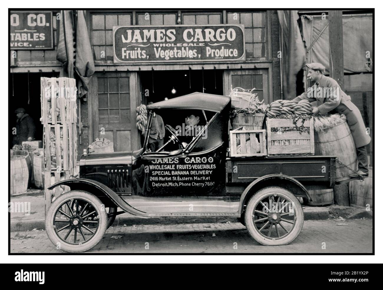 Archive 1925 Ford modèle T Runabout camionnette Le Ford modèle T Runabout avec benne a débuté en 1925 comme premier ramasseur assemblé en usine. Il a vendu pour 281 $. Banque D'Images