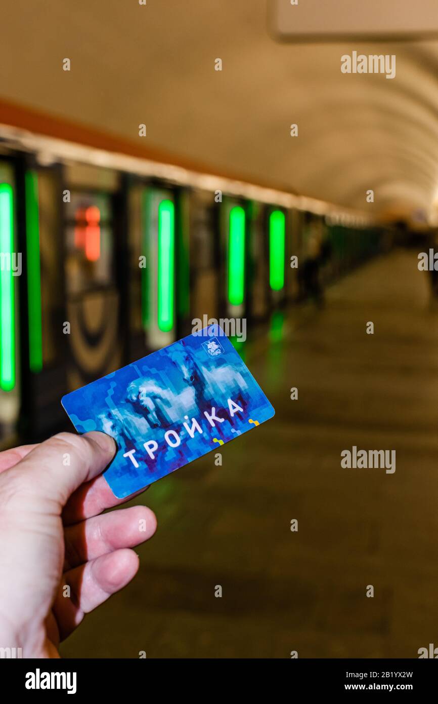 Moscou/Russie ; 30 juin 2019 : carte de métro de la troïka, avec des wagons de métro, avec portes ouvertes et vert fond clair Banque D'Images