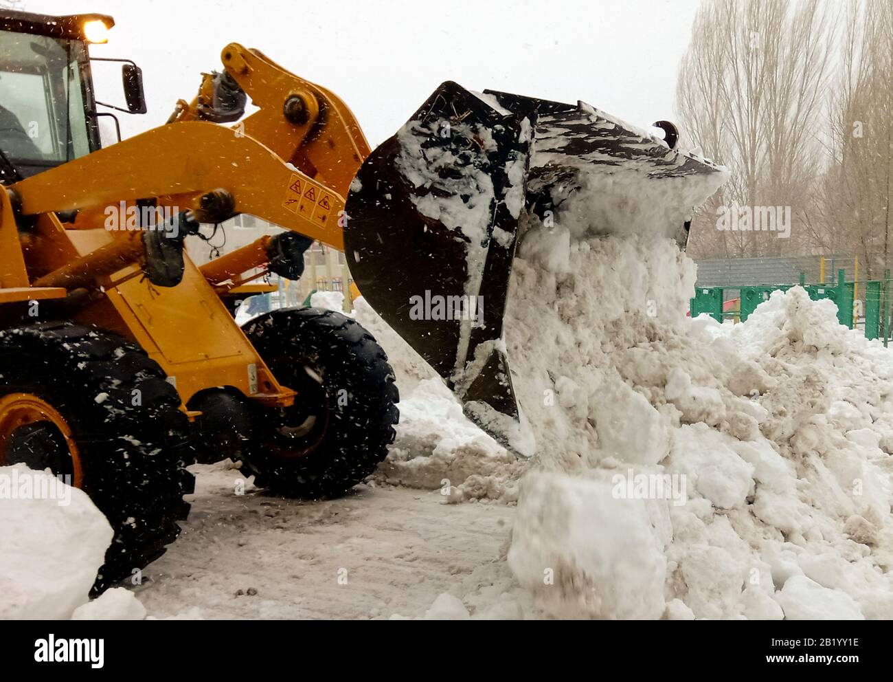 Véhicule déneigeux déneigeux, nettoyage de la neige dans la cour Banque D'Images