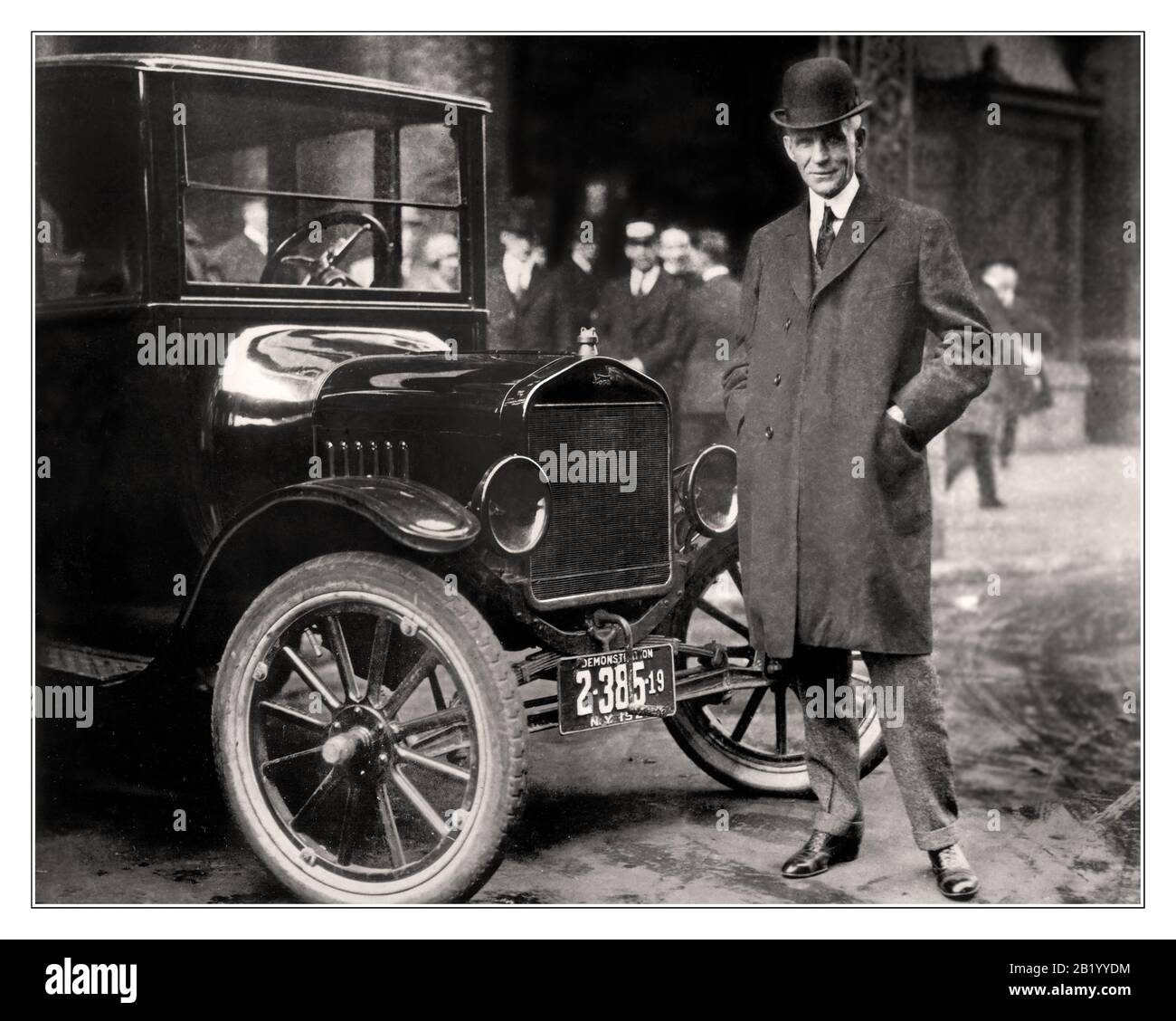 Henry Ford & Model T Motorcar 1921 fondateur et visionnaire avec son véhicule innovant et emblématique Ford Model T à Buffalo, NY USA 1921 Henry Ford a été la force créatrice derrière une industrie de taille et de richesse sans précédent qui en seulement quelques décennies a changé de façon permanente le caractère économique et social des États-Unis d'Amérique Henry Ford, (né 30 juillet 1863, Wayne County, Michigan, États-Unis—mort de 7 avril 1947, Dearborn, Michigan), industriel américain qui a révolutionné la production en usine avec ses méthodes de chaîne de montage. (Également 2AWM1GK) Banque D'Images