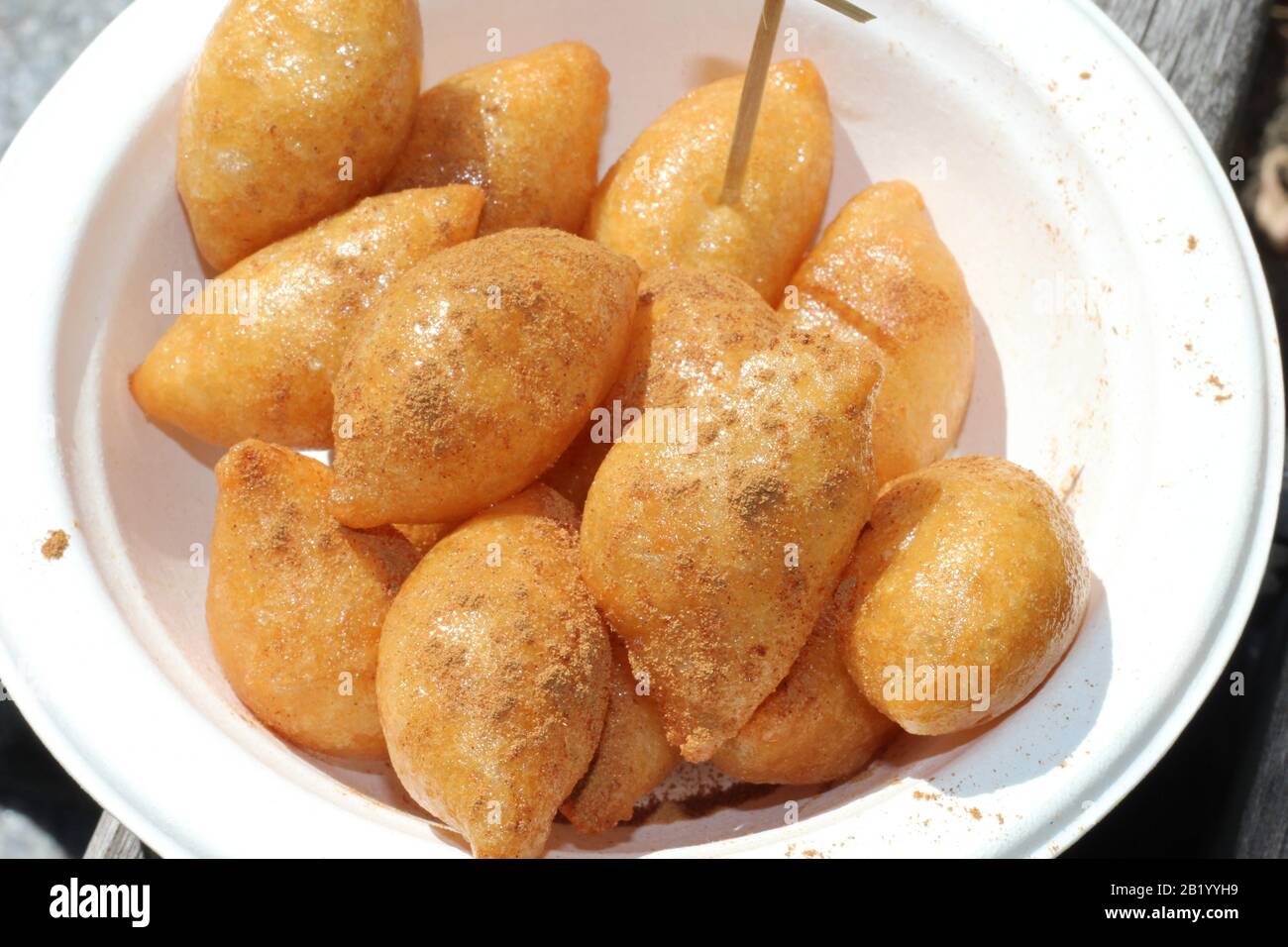 Zalabia chaud avec un saupoudrage de cannelle, d'un vendeur de rue à Christchurch, en Nouvelle-Zélande. Une douce commune au Moyen-Orient et en Asie du Sud Banque D'Images