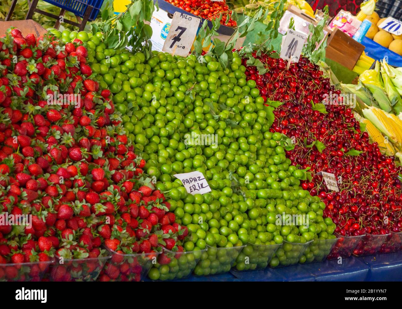 fraises, prunes et cerises en vente sur un marché Banque D'Images