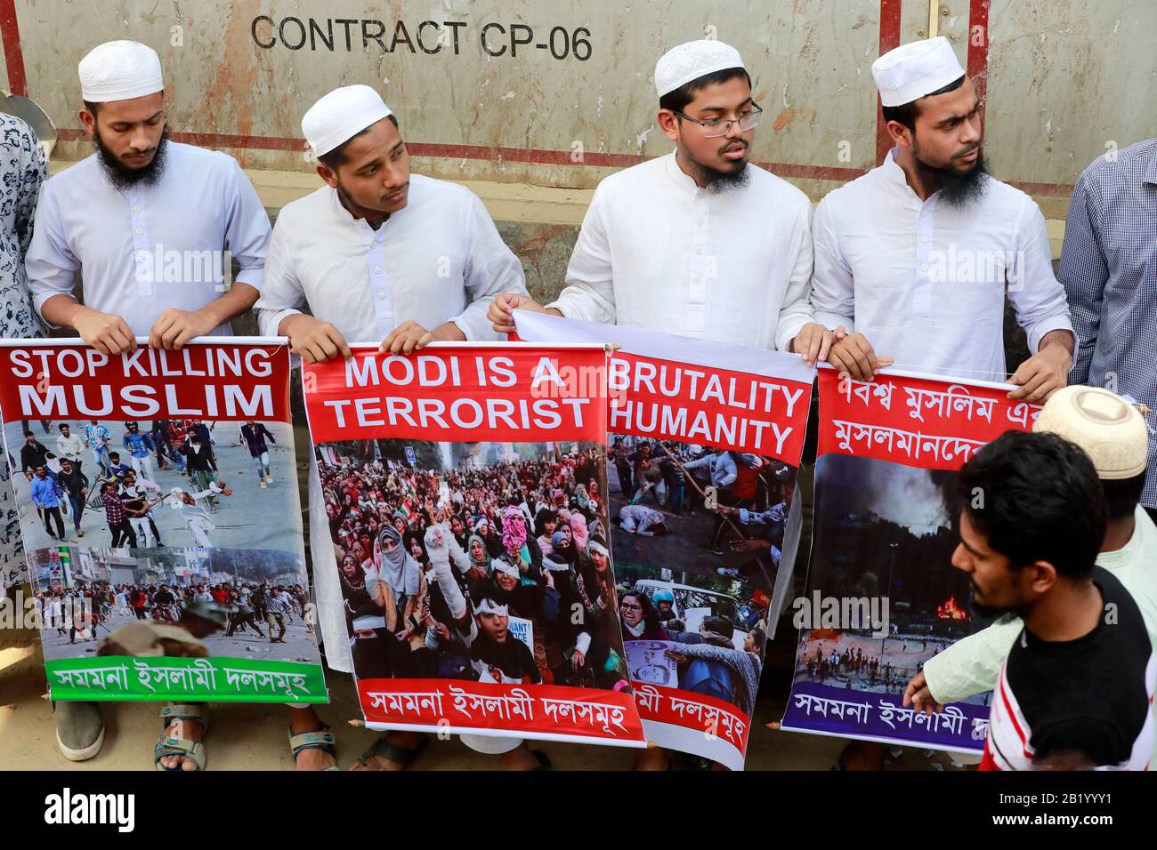 Dhaka, Bangladesh - 28 février 2020: Les partis islamiques bangladais protestent contre la violence communautaire à New Delhi, après les prières du vendredi à Dhaka, Banque D'Images