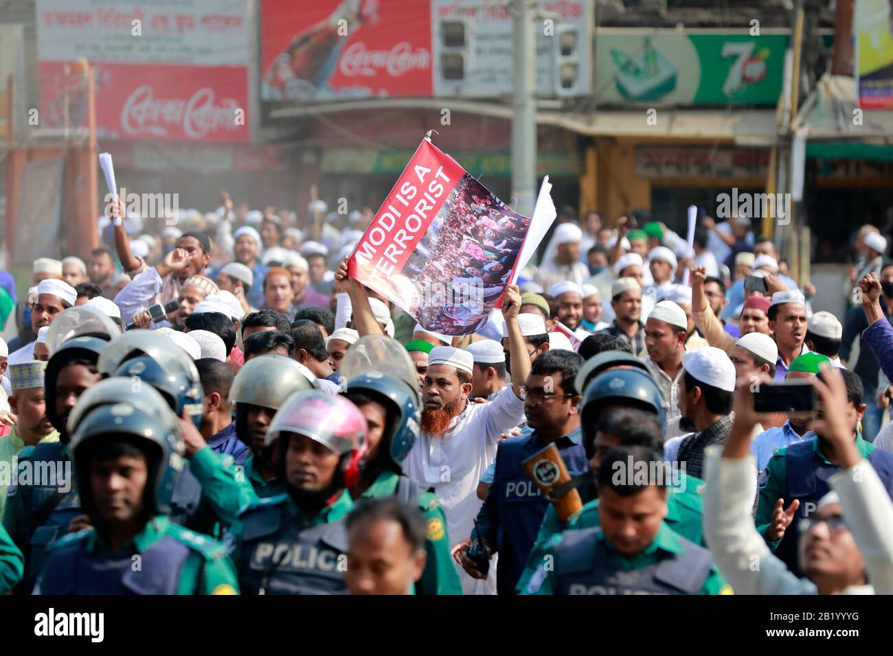 Dhaka, Bangladesh - 28 février 2020: Les partis islamiques bangladais protestent contre la violence communautaire à New Delhi, après les prières du vendredi à Dhaka, Banque D'Images