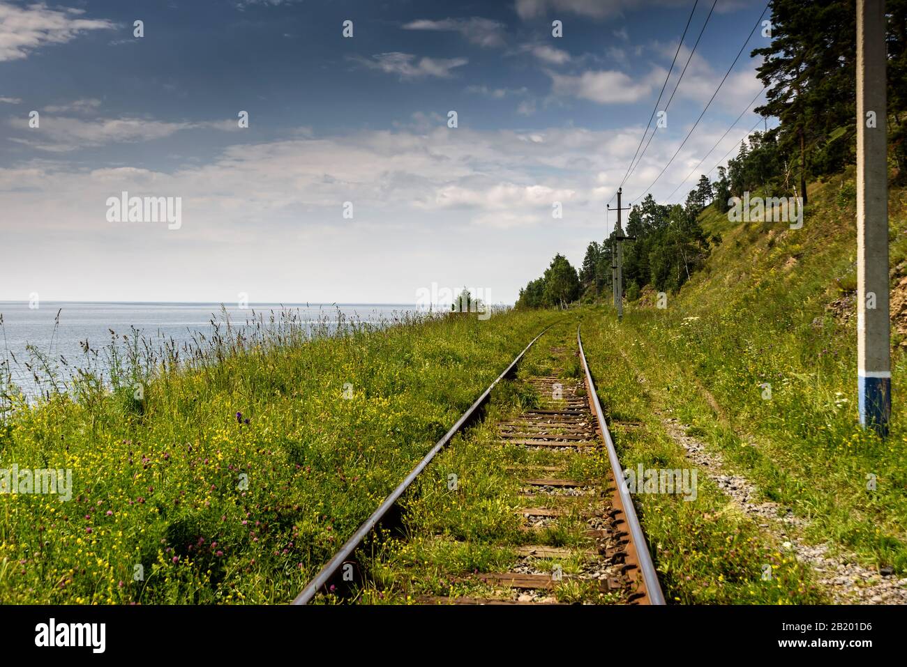 Circum-Baikal railroad sur la côte du Lac Baïkal. Banque D'Images