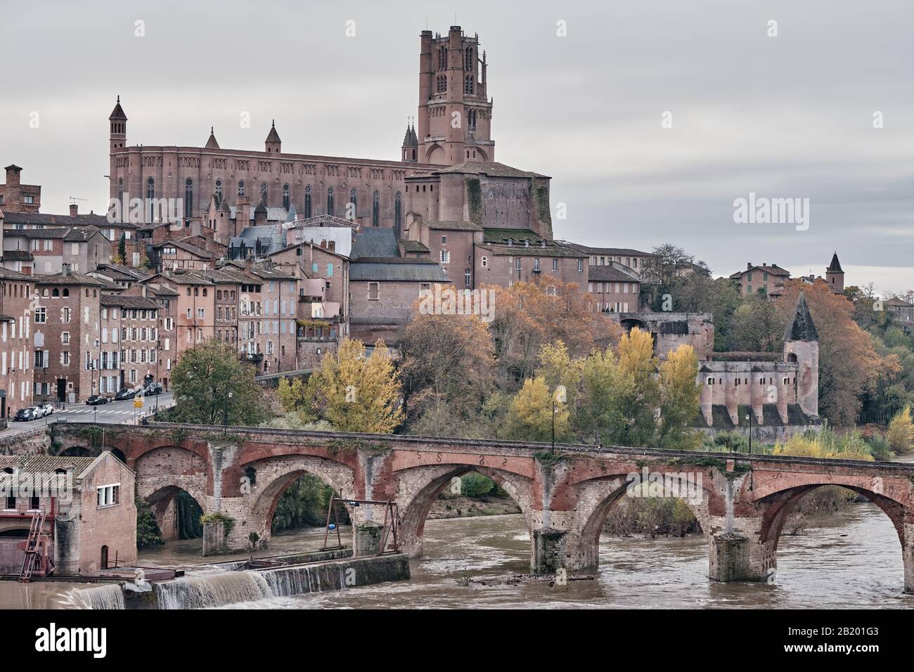 Albi Le vieux Pont et la Cathedrale France à Vieux