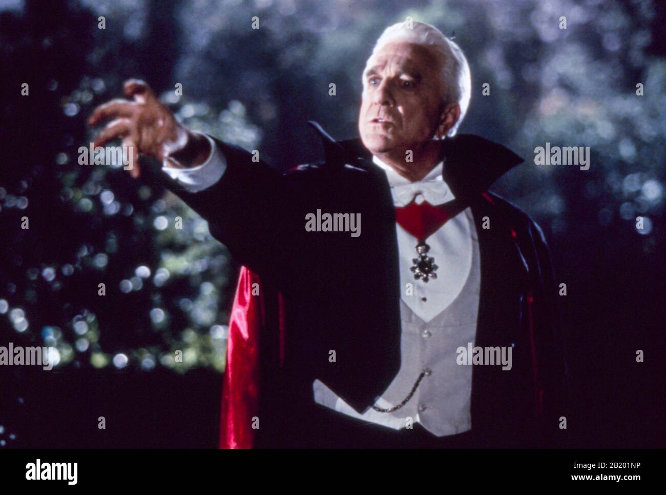 dracula mort et affectueuse, leslie nielsen, 1995 Banque D'Images