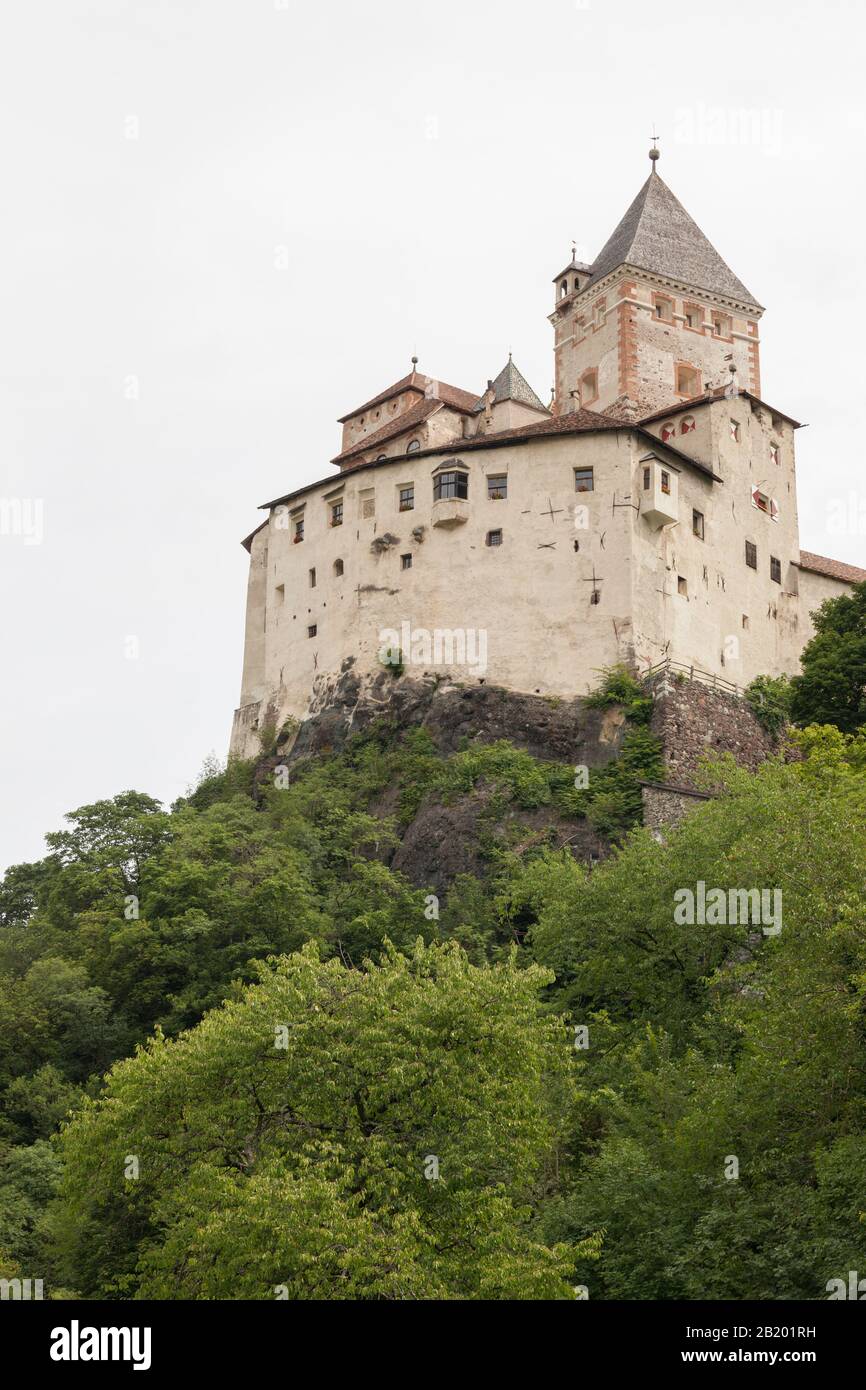 Val ISARCO, ITALIE - 27 JUILLET 2017: Castel Trostburg C'est l'un des plus grands complexes fortifiés du Tyrol du Sud. L'histoire de la forteresse date de bac Banque D'Images