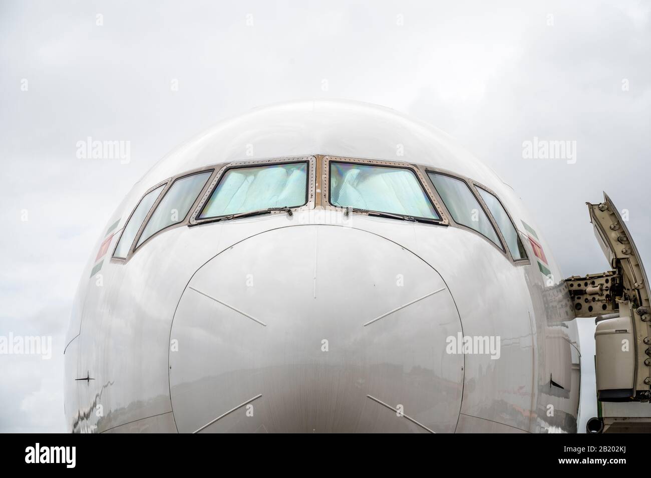 Nez et poste de pilotage d'avions commerciaux blancs Boeing 777 à large corps Banque D'Images
