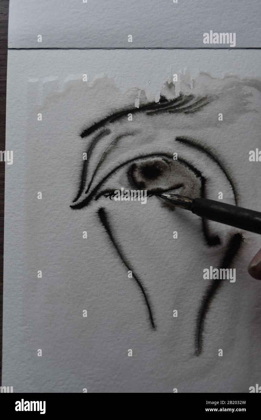 Séquence de dessin avec stylo immergé dans l'encre de l'Inde sur du papier d'aquarelle humide avec propagation de l'encre. Banque D'Images