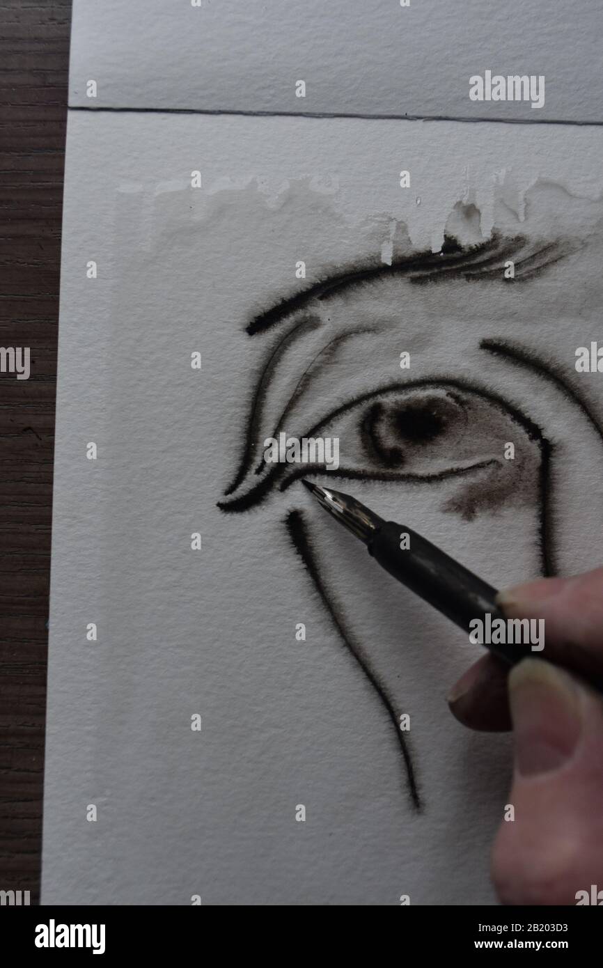 Séquence de dessin avec stylo immergé dans l'encre de l'Inde sur du papier d'aquarelle humide avec propagation de l'encre. Banque D'Images