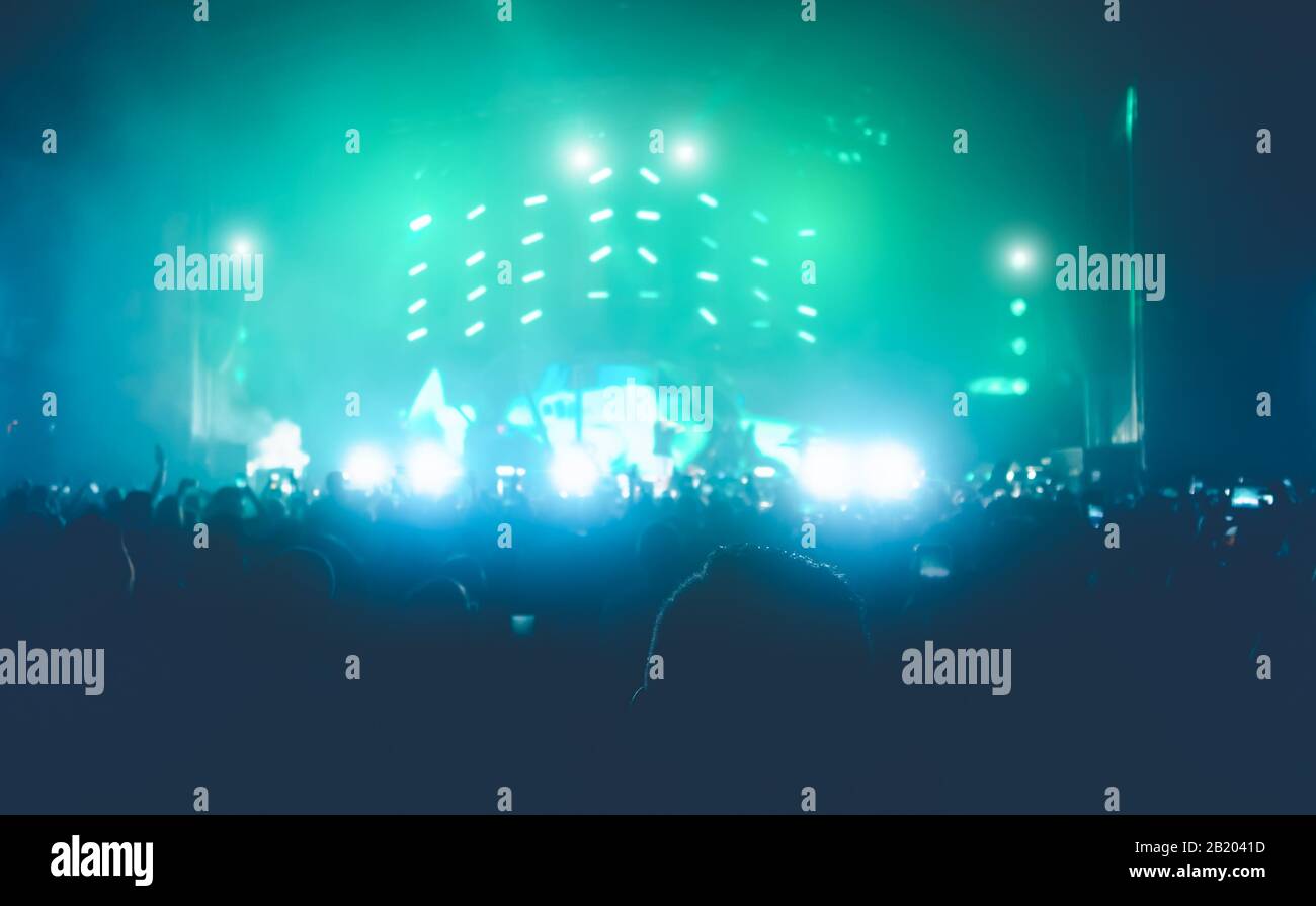 Les jeunes dansent et s'amusent en plein air dans le festival de musique - Foule avec des mains vers le haut célébrant l'événement de concert Banque D'Images