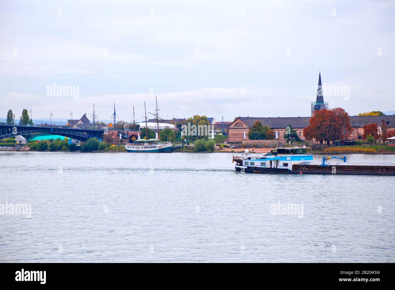 Vue panoramique sur le Rhin et le pont du Rhin dans la ville de Mayence, en Allemagne Banque D'Images