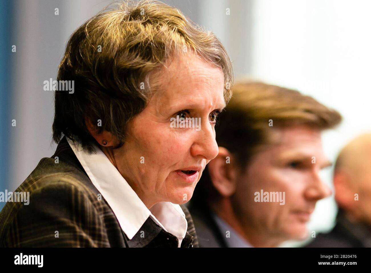 Kiel, Allemagne. 28 février 2020. Le Dr Anne Marcic, agente d'infection du Ministère de la santé du Schleswig-Holstein, s'exprime lors d'une conférence de presse à côté de Heiner Garg (FDP), ministre de la Santé du Schleswig-Holstein. Le 27 février, le premier cas d'infection par Covid-19 a été confirmé au Centre médical de l'Université de Hambourg-Eppendorf (UKE) à Hambourg. Le lieu de résidence de la personne concernée se trouve à Henstedt-Ulzburg, Schleswig-Holstein. Crédit: Frank Molter/Dpa/Alay Live News Banque D'Images