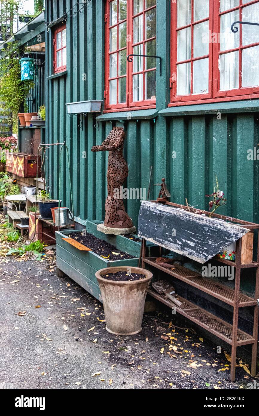 Sculpture de ferraille rouillée d'une femme à l'extérieur de la Maison de Freetown Christiania communauté hippie et commune établie par des squatters à Copenhague, Denma Banque D'Images
