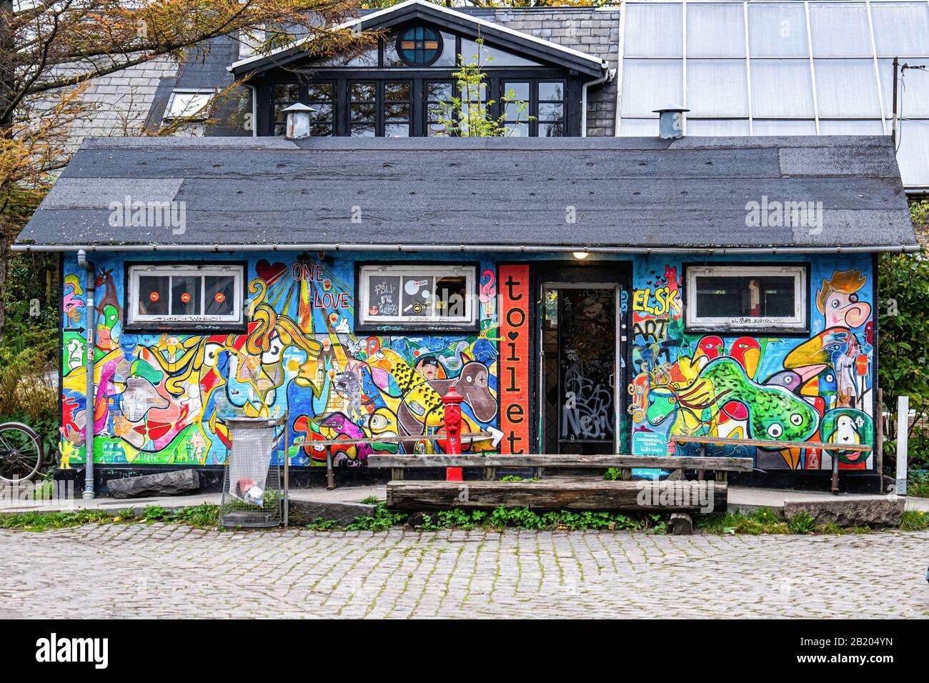 Extérieur coloré des toilettes à Freetown Christianiaa communauté hippie et commune établies par des squatters à Copenhague, Danemark Banque D'Images