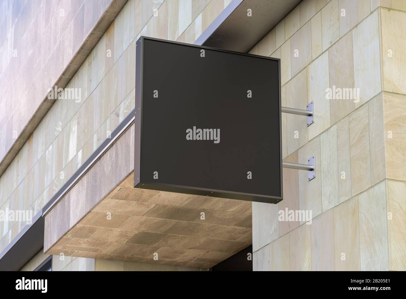 Panneau unique carré ou signalisation sur le mur en marbre avec maquette de panneau noir vierge. Vue de dessous Banque D'Images