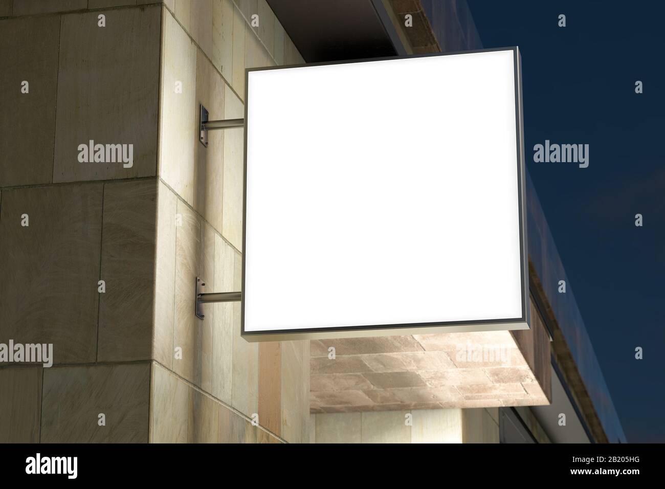 Panneau unique carré ou signalisation sur le mur en marbre avec maquette blanche vierge. Scène de nuit. Vue de dessous Banque D'Images