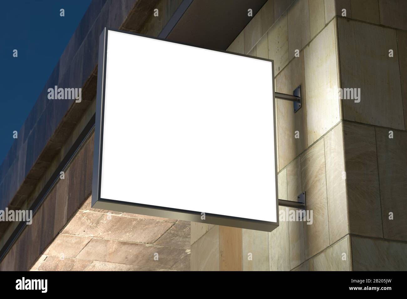 Panneau unique carré ou signalisation sur le mur en marbre avec maquette blanche vierge. Scène de nuit. Vue de dessous Banque D'Images