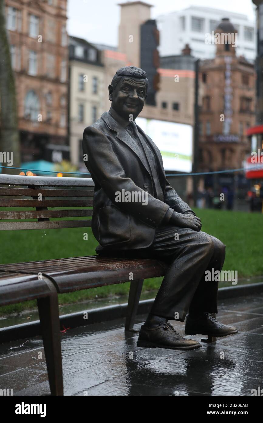 Une statue de Rowan Atkinson comme M. Bean, l'une des huit qui forment les scènes Dans Le sentier de statue de la place à Leicester Square, Londres. Banque D'Images