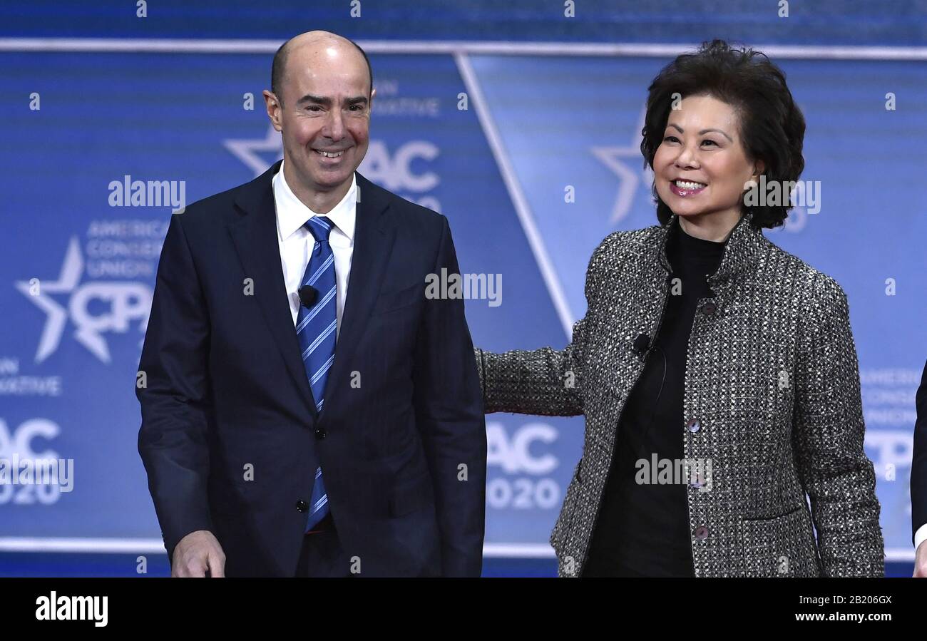 National Harbour, Maryland, États-Unis. 28 février 2020. La secrétaire aux transports Elaine Chao (R) et la secrétaire au travail Eugene Scalia arrivent pour une discussion de groupe à la Conférence d'action politique conservatrice (CPAC), le vendredi 28 février 2020, à National Harbour, dans le Maryland. Des milliers d'activistes conservateurs, de représentants élus et de experts se sont réunis pour entendre des orateurs sur le thème "Amérique contre socialisme". Photo de Mike Theiler/UPI crédit: UPI/Alay Live News Banque D'Images