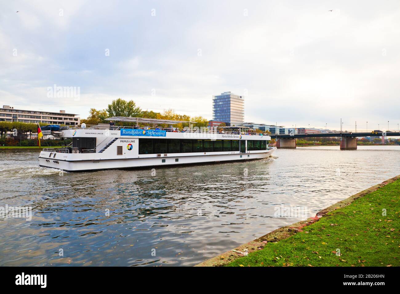 Francfort, Allemagne - octobre 2019 : un bateau sur le Main en arrière-plan la ligne d'horizon de Francfort sur le Main, en Allemagne. Banque D'Images